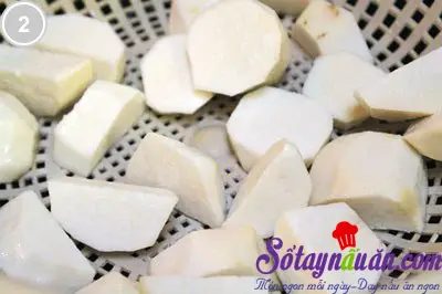 Canh sườn non nấu c&ugrave;ng khoai sọ 2