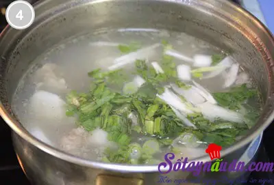 Canh sườn non nấu c&ugrave;ng khoai sọ 4