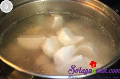 Canh sườn non nấu c&ugrave;ng khoai sọ 3