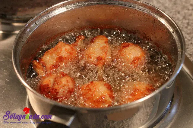 G&agrave; được &aacute;o bột v&agrave; chi&ecirc;n v&agrave;ng đều