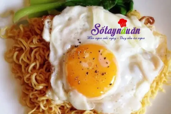 M&igrave; x&agrave;o trứng chi&ecirc;n rau cải