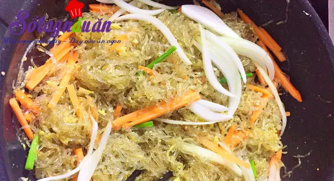 C&aacute;ch l&agrave;m miến x&agrave;o hải sản 4