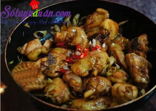 C&aacute;ch nấu m&oacute;n g&agrave; rang xả ớt 3