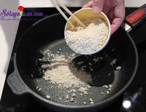 Hướng dẫn m&oacute;n sườn chi&ecirc;n tỏi tẩm bột gi&ograve;n ngon ngất ng&acirc;y 4