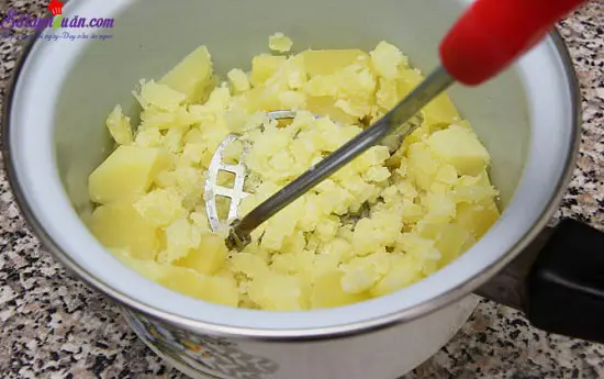 C&aacute;ch l&agrave;m b&aacute;nh c&aacute; hồi khoai t&acirc;y 1