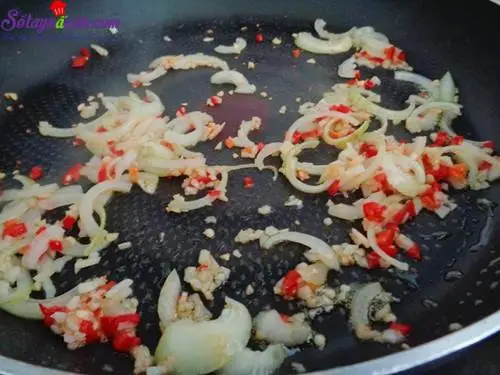 Hướng dẫn l&agrave;m c&aacute;nh g&agrave; sốt chua ngọt si&ecirc;u hấp dẫn 3