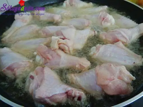 Hướng dẫn l&agrave;m c&aacute;nh g&agrave; sốt chua ngọt si&ecirc;u hấp dẫn 2