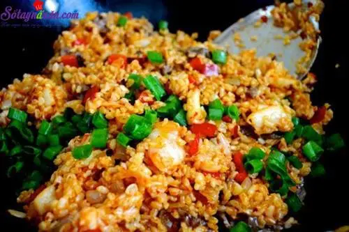 huong-dan-lam-com-rang-thit-bo-kim-chi-ngon-tuyet-hao-buoc-6