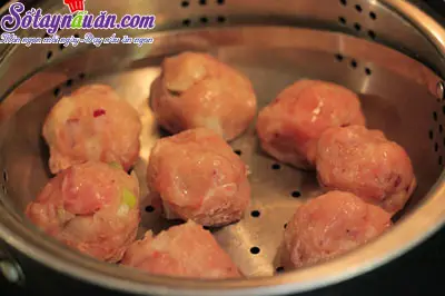 Hướng dẫn l&agrave;m thịt vi&ecirc;n bọc trứng c&uacute;t sốt c&agrave; chua ngon 7