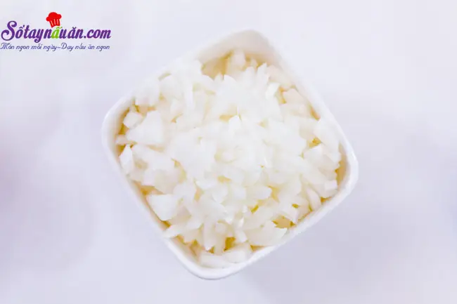 B&iacute; quyết l&agrave;m b&aacute;nh t&ocirc;m ph&ocirc; mai: Sơ chế h&agrave;nh