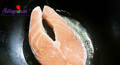 Ngon cơm với c&aacute; hồi &aacute;p chảo sốt chua ngọt 1