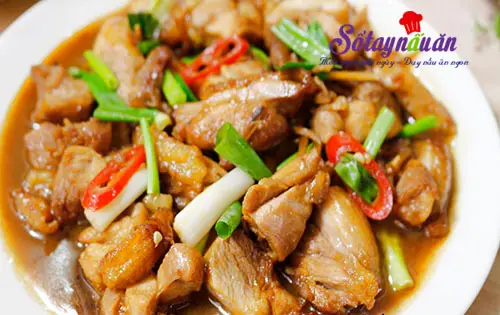 Ngon hơn với thịt g&agrave; rim nước tương chuẩn vị
