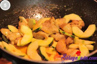 Thịt g&agrave; x&agrave;o dưa chua ngon cơm 5