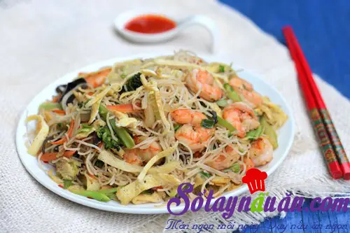 Hướng dẫn cách làm bún gạo xào thập cẩm