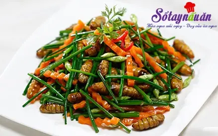 Hướng dẫn cách làm nhộng rang lá hẹ – Món Ngon Mỗi Ngày