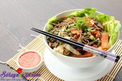 Mỳ trộn salad Thái hấp dẫn
